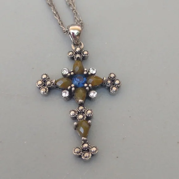 Gorgeous Cross Necklace  jewelry necklace - Picture 8 of 9